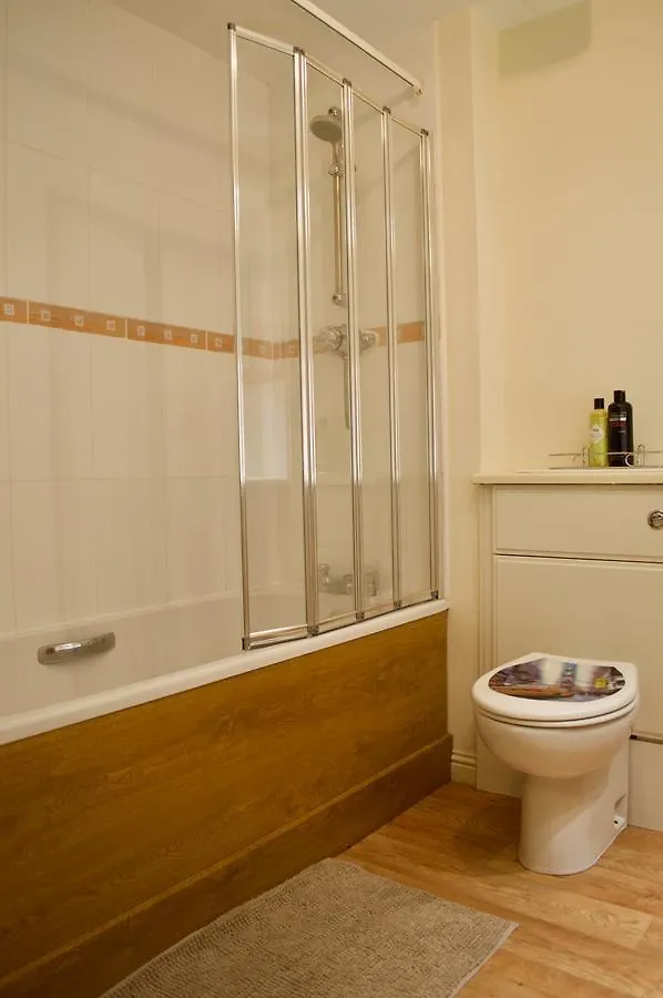1 Bedroom Apartment With Private Patio Sleeps 3 Εδιμβούργο