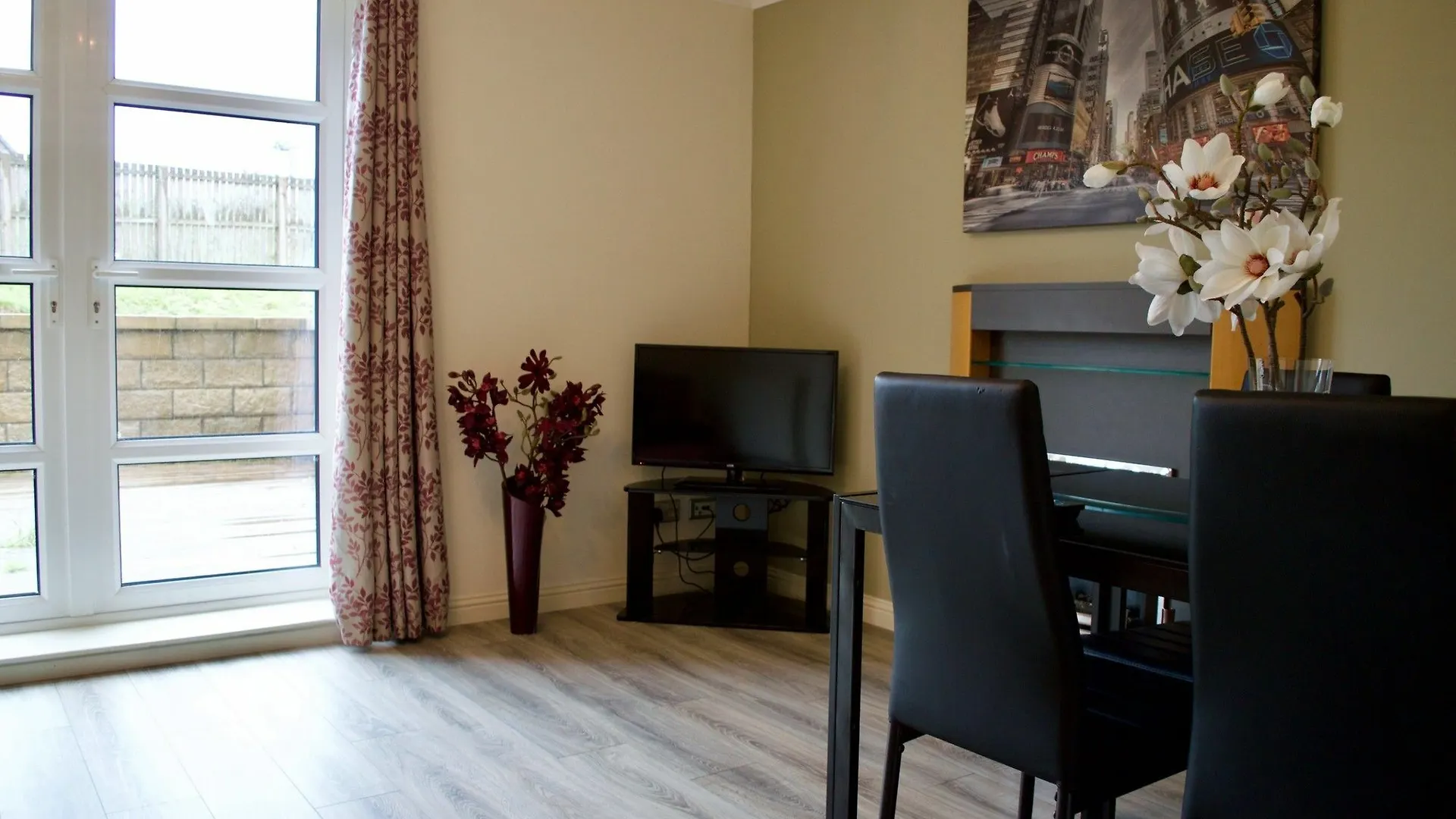 1 Bedroom Apartment With Private Patio Sleeps 3 Εδιμβούργο Ηνωμένο Βασίλειο